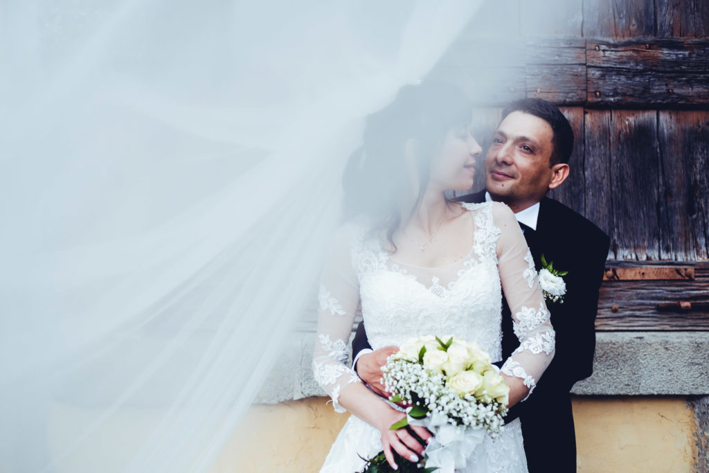 matrimonio a vitorchiano, vitorchiano, fabrica di roma, gloria proietti, giuseppe caccia, fedi nuziali, foto non in posa, fotografo di matrimonio di viterbo, fotografo di reportage matrimoniale, fotografo di matrimonio di reportage, viterbo, foto non in posa, emozioni, empatia, fotografi di emozioni, fiabe di luce, baci degli sposi, scambio di sguardi, il germoglio, fiori, comune di vitorchiano, sposarsi a vitorchiano, empatia, discrezione, ballo degli sposi, bacio degli sposi, baciarsi, amarsi, stringersi, sposarsi nella tuscia, fotografo di matrimonio della tuscia, fotografo di matrimonio nella tuscia, tuscia fotografica, anelli nuziali, chiesa della madonna del ruscello, vallerano, chiesa di vallerano, maggiolone volkswagen, macchina degli sposi, macchina della sposa, sposarsi con la pioggia, pioggia, matrimonio piovoso, preparativi dello sposo, preparativi della sposa, trucco, acconciatura della sposa, fratelli, sorelle, amici degli sposi, scherzi degli sposi, nando al pallone, nando al pallone vitorchiano, ristorante vitorchiano, piscina, vestito della sposa, preparazione della sposa