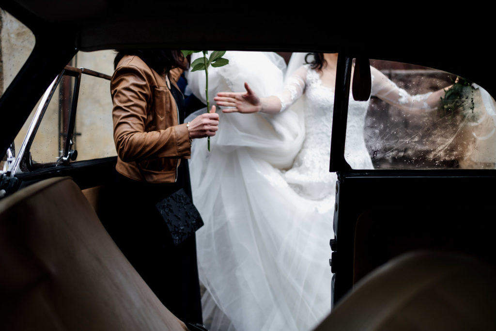 matrimonio a vitorchiano, vitorchiano, fabrica di roma, gloria proietti, giuseppe caccia, fedi nuziali, foto non in posa, fotografo di matrimonio di viterbo, fotografo di reportage matrimoniale, fotografo di matrimonio di reportage, viterbo, foto non in posa, emozioni, empatia, fotografi di emozioni, fiabe di luce, baci degli sposi, scambio di sguardi, il germoglio, fiori, comune di vitorchiano, sposarsi a vitorchiano, empatia, discrezione, ballo degli sposi, bacio degli sposi, baciarsi, amarsi, stringersi, sposarsi nella tuscia, fotografo di matrimonio della tuscia, fotografo di matrimonio nella tuscia, tuscia fotografica, anelli nuziali, chiesa della madonna del ruscello, vallerano, chiesa di vallerano, maggiolone volkswagen, macchina degli sposi, macchina della sposa, sposarsi con la pioggia, pioggia, matrimonio piovoso, preparativi dello sposo, preparativi della sposa, trucco, acconciatura della sposa, fratelli, sorelle, amici degli sposi, scherzi degli sposi, nando al pallone, nando al pallone vitorchiano, ristorante vitorchiano, piscina, vestito della sposa, preparazione della sposa