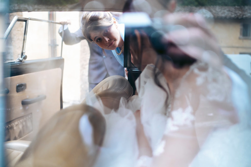 matrimonio a vitorchiano, vitorchiano, fabrica di roma, gloria proietti, giuseppe caccia, fedi nuziali, foto non in posa, fotografo di matrimonio di viterbo, fotografo di reportage matrimoniale, fotografo di matrimonio di reportage, viterbo, foto non in posa, emozioni, empatia, fotografi di emozioni, fiabe di luce, baci degli sposi, scambio di sguardi, il germoglio, fiori, comune di vitorchiano, sposarsi a vitorchiano, empatia, discrezione, ballo degli sposi, bacio degli sposi, baciarsi, amarsi, stringersi, sposarsi nella tuscia, fotografo di matrimonio della tuscia, fotografo di matrimonio nella tuscia, tuscia fotografica, anelli nuziali, chiesa della madonna del ruscello, vallerano, chiesa di vallerano, maggiolone volkswagen, macchina degli sposi, macchina della sposa, sposarsi con la pioggia, pioggia, matrimonio piovoso, preparativi dello sposo, preparativi della sposa, trucco, acconciatura della sposa, fratelli, sorelle, amici degli sposi, scherzi degli sposi, nando al pallone, nando al pallone vitorchiano, ristorante vitorchiano, piscina, vestito della sposa, preparazione della sposa