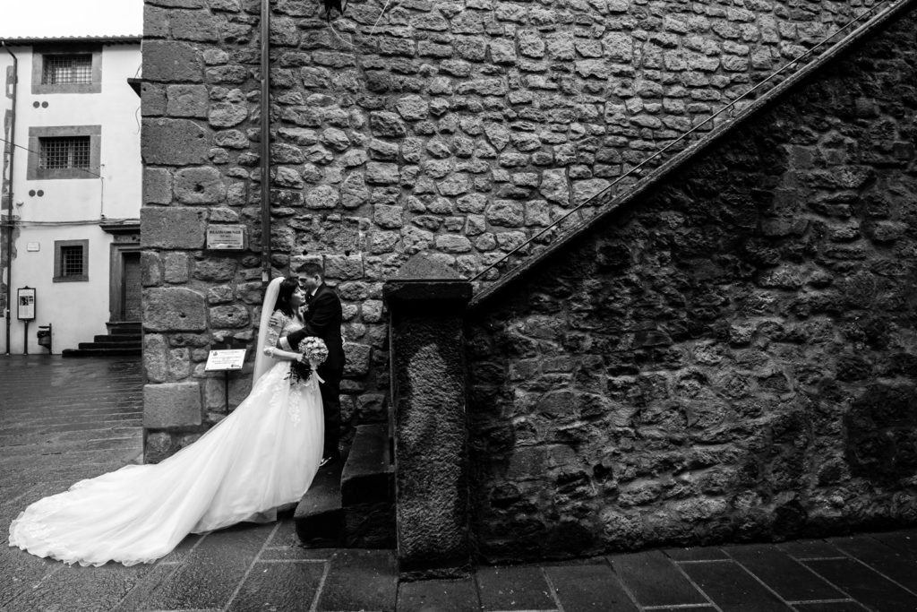 matrimonio a vitorchiano, vitorchiano, fabrica di roma, gloria proietti, giuseppe caccia, fedi nuziali, foto non in posa, fotografo di matrimonio di viterbo, fotografo di reportage matrimoniale, fotografo di matrimonio di reportage, viterbo, foto non in posa, emozioni, empatia, fotografi di emozioni, fiabe di luce, baci degli sposi, scambio di sguardi, il germoglio, fiori, comune di vitorchiano, sposarsi a vitorchiano, empatia, discrezione, ballo degli sposi, bacio degli sposi, baciarsi, amarsi, stringersi, sposarsi nella tuscia, fotografo di matrimonio della tuscia, fotografo di matrimonio nella tuscia, tuscia fotografica, anelli nuziali, chiesa della madonna del ruscello, vallerano, chiesa di vallerano, maggiolone volkswagen, macchina degli sposi, macchina della sposa, sposarsi con la pioggia, pioggia, matrimonio piovoso, preparativi dello sposo, preparativi della sposa, trucco, acconciatura della sposa, fratelli, sorelle, amici degli sposi, scherzi degli sposi, nando al pallone, nando al pallone vitorchiano, ristorante vitorchiano, piscina, vestito della sposa, preparazione della sposa