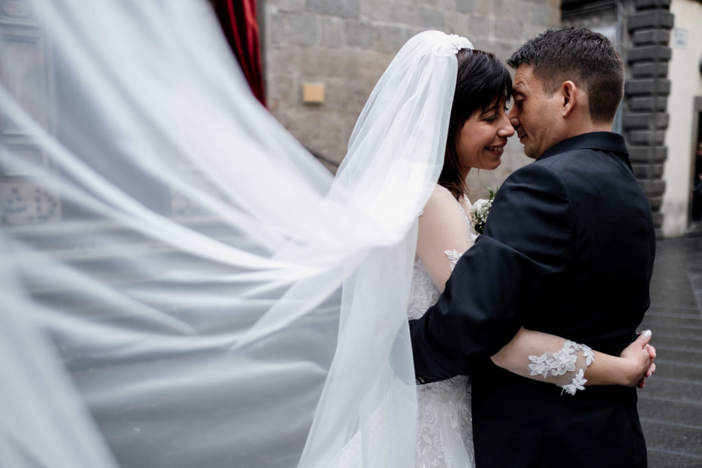 matrimonio a vitorchiano, vitorchiano, fabrica di roma, gloria proietti, giuseppe caccia, fedi nuziali, foto non in posa, fotografo di matrimonio di viterbo, fotografo di reportage matrimoniale, fotografo di matrimonio di reportage, viterbo, foto non in posa, emozioni, empatia, fotografi di emozioni, fiabe di luce, baci degli sposi, scambio di sguardi, il germoglio, fiori, comune di vitorchiano, sposarsi a vitorchiano, empatia, discrezione, ballo degli sposi, bacio degli sposi, baciarsi, amarsi, stringersi, sposarsi nella tuscia, fotografo di matrimonio della tuscia, fotografo di matrimonio nella tuscia, tuscia fotografica, anelli nuziali, chiesa della madonna del ruscello, vallerano, chiesa di vallerano, maggiolone volkswagen, macchina degli sposi, macchina della sposa, sposarsi con la pioggia, pioggia, matrimonio piovoso, preparativi dello sposo, preparativi della sposa, trucco, acconciatura della sposa, fratelli, sorelle, amici degli sposi, scherzi degli sposi, nando al pallone, nando al pallone vitorchiano, ristorante vitorchiano, piscina, vestito della sposa, preparazione della sposa