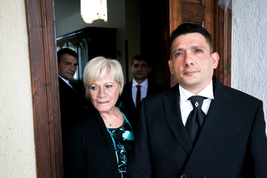 matrimonio a vitorchiano, vitorchiano, fabrica di roma, gloria proietti, giuseppe caccia, fedi nuziali, foto non in posa, fotografo di matrimonio di viterbo, fotografo di reportage matrimoniale, fotografo di matrimonio di reportage, viterbo, foto non in posa, emozioni, empatia, fotografi di emozioni, fiabe di luce, baci degli sposi, scambio di sguardi, il germoglio, fiori, comune di vitorchiano, sposarsi a vitorchiano, empatia, discrezione, ballo degli sposi, bacio degli sposi, baciarsi, amarsi, stringersi, sposarsi nella tuscia, fotografo di matrimonio della tuscia, fotografo di matrimonio nella tuscia, tuscia fotografica, anelli nuziali, chiesa della madonna del ruscello, vallerano, chiesa di vallerano, maggiolone volkswagen, macchina degli sposi, macchina della sposa, sposarsi con la pioggia, pioggia, matrimonio piovoso, preparativi dello sposo, preparativi della sposa, trucco, acconciatura della sposa, fratelli, sorelle, amici degli sposi, scherzi degli sposi, nando al pallone, nando al pallone vitorchiano, ristorante vitorchiano, piscina