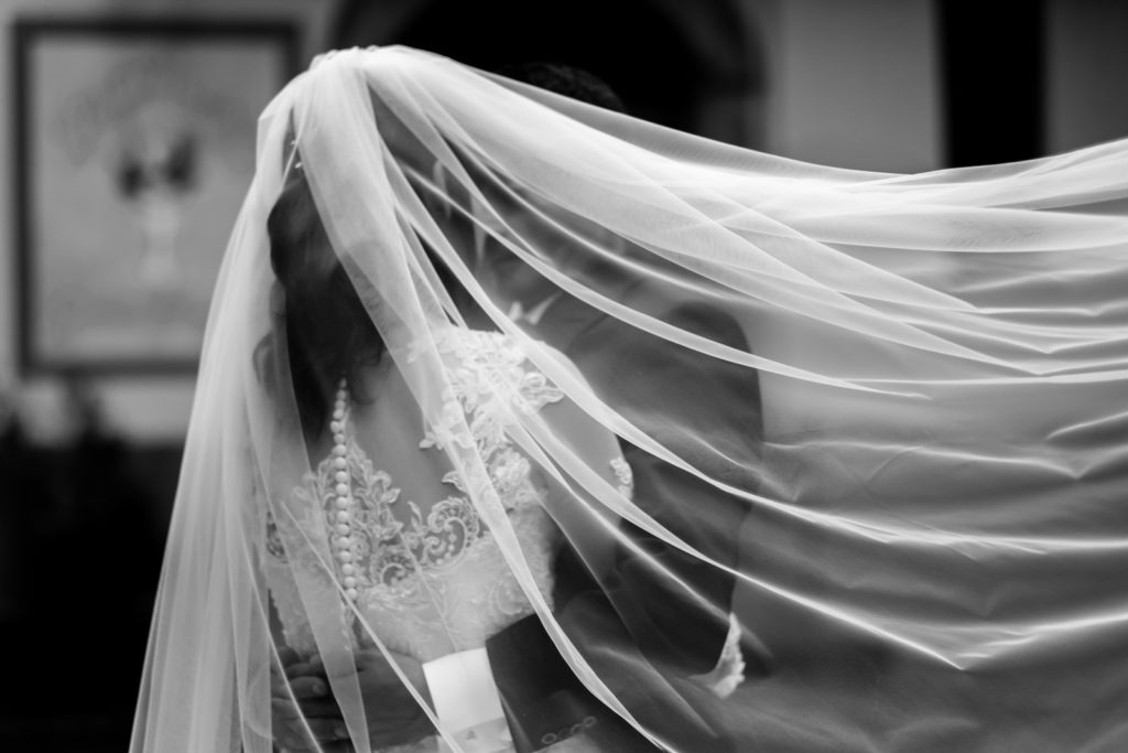 matrimonio a vitorchiano, vitorchiano, fabrica di roma, gloria proietti, giuseppe caccia, fedi nuziali, foto non in posa, fotografo di matrimonio di viterbo, fotografo di reportage matrimoniale, fotografo di matrimonio di reportage, viterbo, foto non in posa, emozioni, empatia, fotografi di emozioni, fiabe di luce, baci degli sposi, scambio di sguardi, il germoglio, fiori, comune di vitorchiano, sposarsi a vitorchiano, empatia, discrezione, ballo degli sposi, bacio degli sposi, baciarsi, amarsi, stringersi, sposarsi nella tuscia, fotografo di matrimonio della tuscia, fotografo di matrimonio nella tuscia, tuscia fotografica, anelli nuziali, chiesa della madonna del ruscello, vallerano, chiesa di vallerano, maggiolone volkswagen, macchina degli sposi, macchina della sposa, sposarsi con la pioggia, pioggia, matrimonio piovoso, preparativi dello sposo, preparativi della sposa, trucco, acconciatura della sposa, fratelli, sorelle, amici degli sposi, scherzi degli sposi, nando al pallone, nando al pallone vitorchiano, ristorante vitorchiano, piscina, vestito della sposa, preparazione della sposa