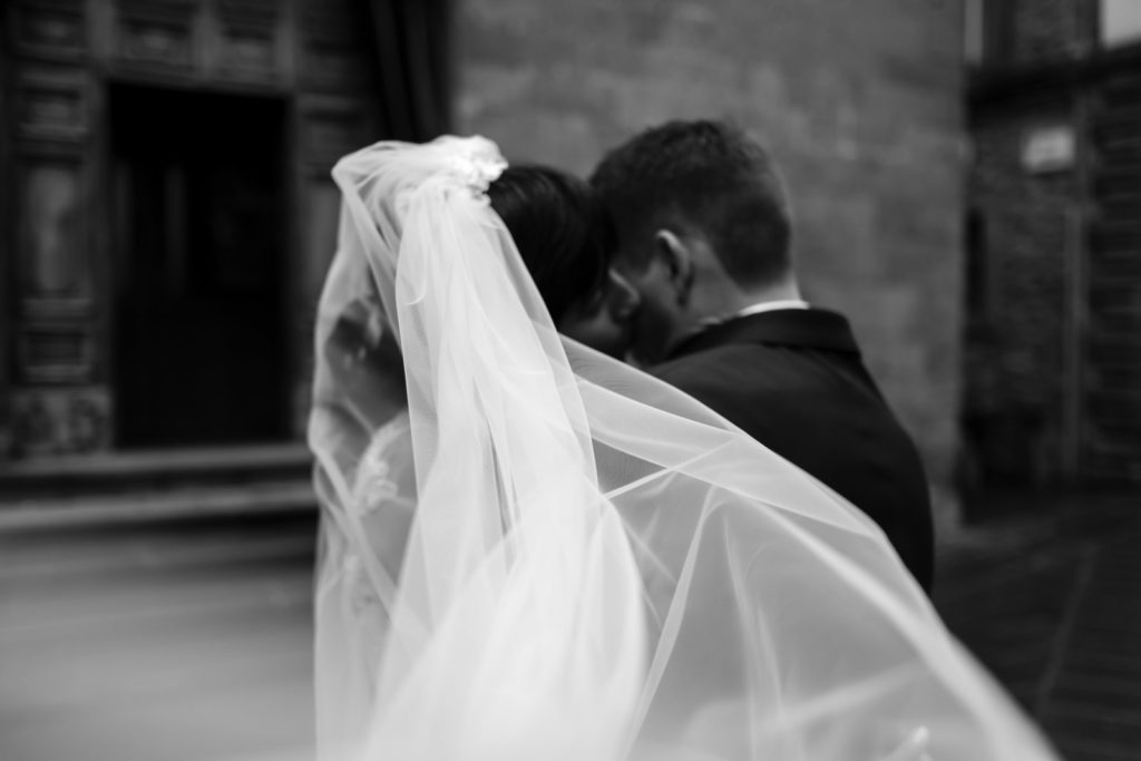 matrimonio a vitorchiano, vitorchiano, fabrica di roma, gloria proietti, giuseppe caccia, fedi nuziali, foto non in posa, fotografo di matrimonio di viterbo, fotografo di reportage matrimoniale, fotografo di matrimonio di reportage, viterbo, foto non in posa, emozioni, empatia, fotografi di emozioni, fiabe di luce, baci degli sposi, scambio di sguardi, il germoglio, fiori, comune di vitorchiano, sposarsi a vitorchiano, empatia, discrezione, ballo degli sposi, bacio degli sposi, baciarsi, amarsi, stringersi, sposarsi nella tuscia, fotografo di matrimonio della tuscia, fotografo di matrimonio nella tuscia, tuscia fotografica, anelli nuziali, chiesa della madonna del ruscello, vallerano, chiesa di vallerano, maggiolone volkswagen, macchina degli sposi, macchina della sposa, sposarsi con la pioggia, pioggia, matrimonio piovoso, preparativi dello sposo, preparativi della sposa, trucco, acconciatura della sposa, fratelli, sorelle, amici degli sposi, scherzi degli sposi, nando al pallone, nando al pallone vitorchiano, ristorante vitorchiano, piscina, vestito della sposa, preparazione della sposa