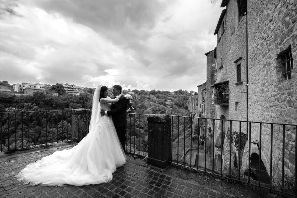 matrimonio a vitorchiano, vitorchiano, fabrica di roma, gloria proietti, giuseppe caccia, fedi nuziali, foto non in posa, fotografo di matrimonio di viterbo, fotografo di reportage matrimoniale, fotografo di matrimonio di reportage, viterbo, foto non in posa, emozioni, empatia, fotografi di emozioni, fiabe di luce, baci degli sposi, scambio di sguardi, il germoglio, fiori, comune di vitorchiano, sposarsi a vitorchiano, empatia, discrezione, ballo degli sposi, bacio degli sposi, baciarsi, amarsi, stringersi, sposarsi nella tuscia, fotografo di matrimonio della tuscia, fotografo di matrimonio nella tuscia, tuscia fotografica, anelli nuziali, chiesa della madonna del ruscello, vallerano, chiesa di vallerano, maggiolone volkswagen, macchina degli sposi, macchina della sposa, sposarsi con la pioggia, pioggia, matrimonio piovoso, preparativi dello sposo, preparativi della sposa, trucco, acconciatura della sposa, fratelli, sorelle, amici degli sposi, scherzi degli sposi, nando al pallone, nando al pallone vitorchiano, ristorante vitorchiano, piscina, vestito della sposa, preparazione della sposa