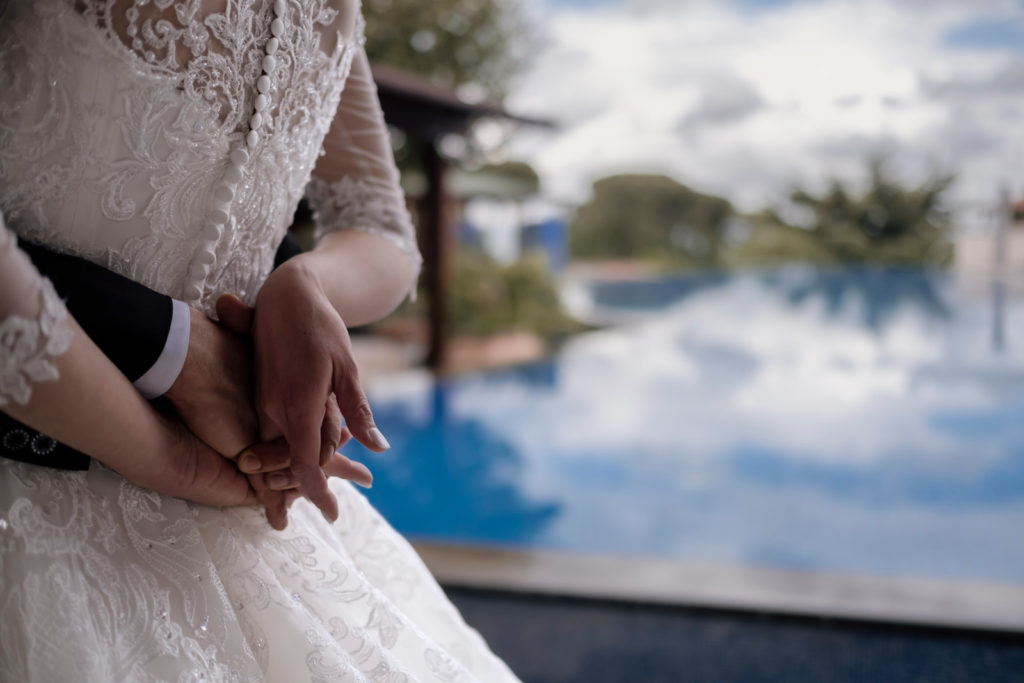 matrimonio a vitorchiano, vitorchiano, fabrica di roma, gloria proietti, giuseppe caccia, fedi nuziali, foto non in posa, fotografo di matrimonio di viterbo, fotografo di reportage matrimoniale, fotografo di matrimonio di reportage, viterbo, foto non in posa, emozioni, empatia, fotografi di emozioni, fiabe di luce, baci degli sposi, scambio di sguardi, il germoglio, fiori, comune di vitorchiano, sposarsi a vitorchiano, empatia, discrezione, ballo degli sposi, bacio degli sposi, baciarsi, amarsi, stringersi, sposarsi nella tuscia, fotografo di matrimonio della tuscia, fotografo di matrimonio nella tuscia, tuscia fotografica, anelli nuziali, chiesa della madonna del ruscello, vallerano, chiesa di vallerano, maggiolone volkswagen, macchina degli sposi, macchina della sposa, sposarsi con la pioggia, pioggia, matrimonio piovoso, preparativi dello sposo, preparativi della sposa, trucco, acconciatura della sposa, fratelli, sorelle, amici degli sposi, scherzi degli sposi, nando al pallone, nando al pallone vitorchiano, ristorante vitorchiano, piscina, vestito della sposa, preparazione della sposa