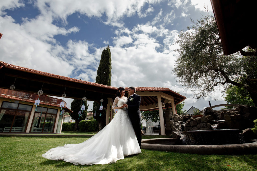 matrimonio a vitorchiano, vitorchiano, fabrica di roma, gloria proietti, giuseppe caccia, fedi nuziali, foto non in posa, fotografo di matrimonio di viterbo, fotografo di reportage matrimoniale, fotografo di matrimonio di reportage, viterbo, foto non in posa, emozioni, empatia, fotografi di emozioni, fiabe di luce, baci degli sposi, scambio di sguardi, il germoglio, fiori, comune di vitorchiano, sposarsi a vitorchiano, empatia, discrezione, ballo degli sposi, bacio degli sposi, baciarsi, amarsi, stringersi, sposarsi nella tuscia, fotografo di matrimonio della tuscia, fotografo di matrimonio nella tuscia, tuscia fotografica, anelli nuziali, chiesa della madonna del ruscello, vallerano, chiesa di vallerano, maggiolone volkswagen, macchina degli sposi, macchina della sposa, sposarsi con la pioggia, pioggia, matrimonio piovoso, preparativi dello sposo, preparativi della sposa, trucco, acconciatura della sposa, fratelli, sorelle, amici degli sposi, scherzi degli sposi, nando al pallone, nando al pallone vitorchiano, ristorante vitorchiano, piscina, vestito della sposa, preparazione della sposa