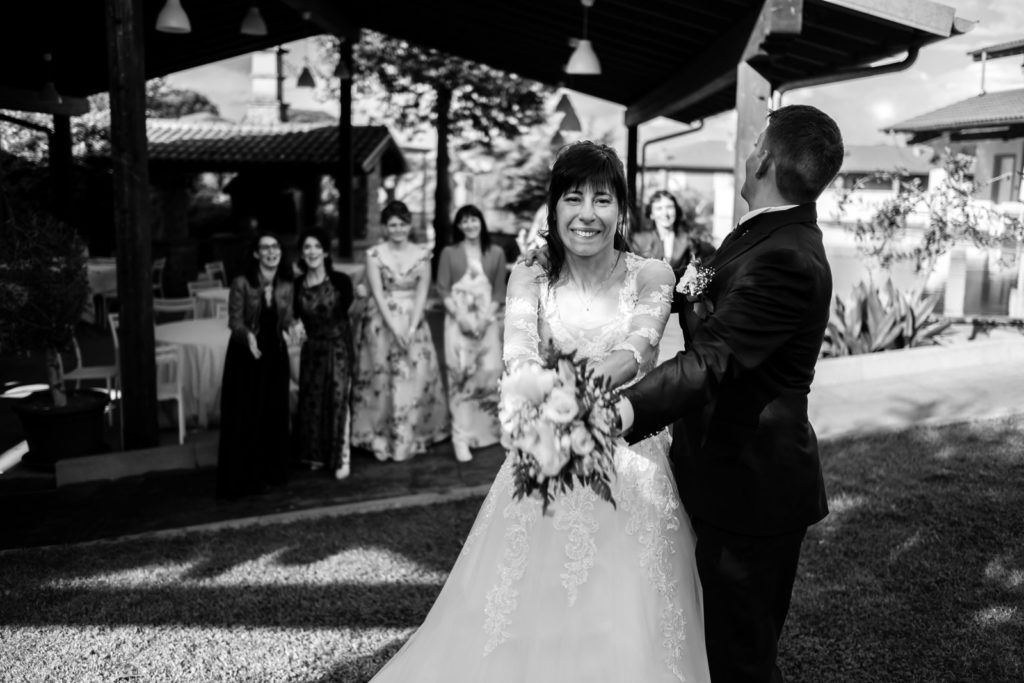 matrimonio a vitorchiano, vitorchiano, fabrica di roma, gloria proietti, giuseppe caccia, fedi nuziali, foto non in posa, fotografo di matrimonio di viterbo, fotografo di reportage matrimoniale, fotografo di matrimonio di reportage, viterbo, foto non in posa, emozioni, empatia, fotografi di emozioni, fiabe di luce, baci degli sposi, scambio di sguardi, il germoglio, fiori, comune di vitorchiano, sposarsi a vitorchiano, empatia, discrezione, ballo degli sposi, bacio degli sposi, baciarsi, amarsi, stringersi, sposarsi nella tuscia, fotografo di matrimonio della tuscia, fotografo di matrimonio nella tuscia, tuscia fotografica, anelli nuziali, chiesa della madonna del ruscello, vallerano, chiesa di vallerano, maggiolone volkswagen, macchina degli sposi, macchina della sposa, sposarsi con la pioggia, pioggia, matrimonio piovoso, preparativi dello sposo, preparativi della sposa, trucco, acconciatura della sposa, fratelli, sorelle, amici degli sposi, scherzi degli sposi, nando al pallone, nando al pallone vitorchiano, ristorante vitorchiano, piscina, vestito della sposa, preparazione della sposa