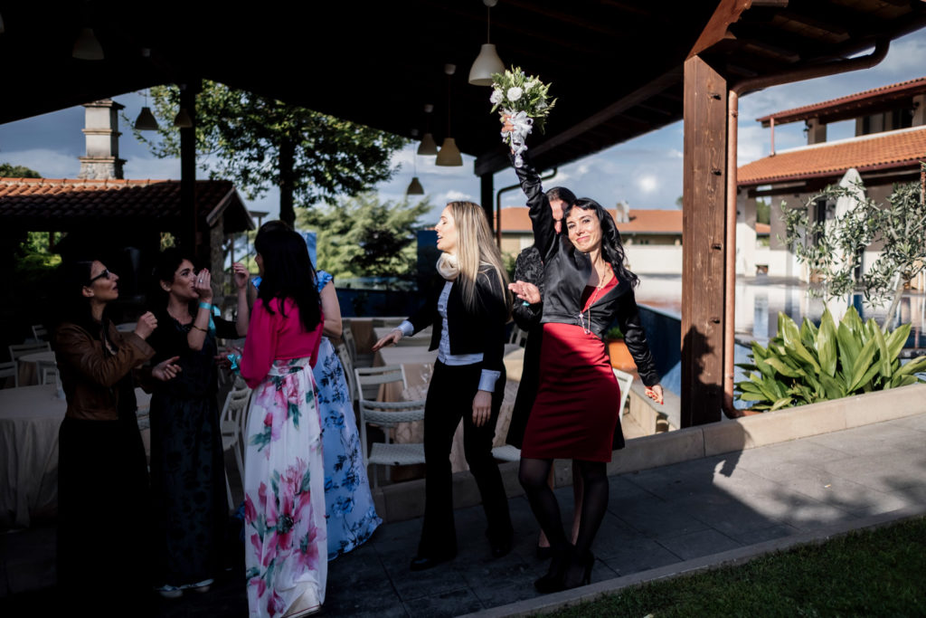 matrimonio a vitorchiano, vitorchiano, fabrica di roma, gloria proietti, giuseppe caccia, fedi nuziali, foto non in posa, fotografo di matrimonio di viterbo, fotografo di reportage matrimoniale, fotografo di matrimonio di reportage, viterbo, foto non in posa, emozioni, empatia, fotografi di emozioni, fiabe di luce, baci degli sposi, scambio di sguardi, il germoglio, fiori, comune di vitorchiano, sposarsi a vitorchiano, empatia, discrezione, ballo degli sposi, bacio degli sposi, baciarsi, amarsi, stringersi, sposarsi nella tuscia, fotografo di matrimonio della tuscia, fotografo di matrimonio nella tuscia, tuscia fotografica, anelli nuziali, chiesa della madonna del ruscello, vallerano, chiesa di vallerano, maggiolone volkswagen, macchina degli sposi, macchina della sposa, sposarsi con la pioggia, pioggia, matrimonio piovoso, preparativi dello sposo, preparativi della sposa, trucco, acconciatura della sposa, fratelli, sorelle, amici degli sposi, scherzi degli sposi, nando al pallone, nando al pallone vitorchiano, ristorante vitorchiano, piscina, vestito della sposa, preparazione della sposa