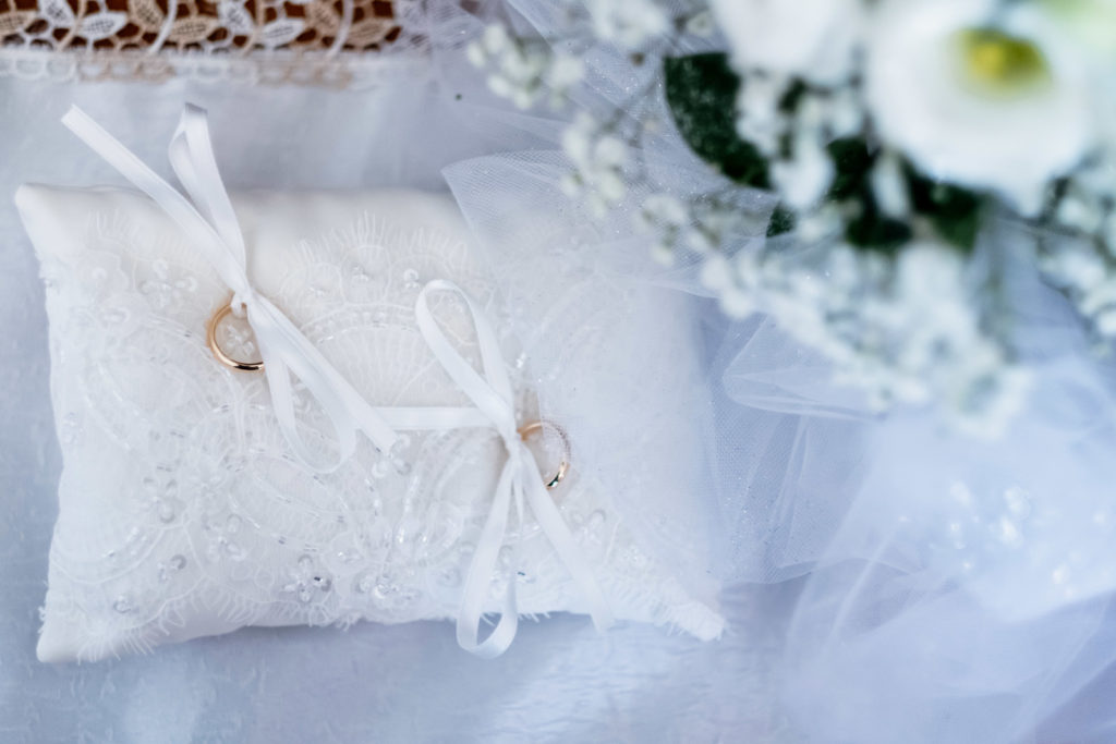 matrimonio a vitorchiano, vitorchiano, fabrica di roma, gloria proietti, giuseppe caccia, fedi nuziali, foto non in posa, fotografo di matrimonio di viterbo, fotografo di reportage matrimoniale, fotografo di matrimonio di reportage, viterbo, foto non in posa, emozioni, empatia, fotografi di emozioni, fiabe di luce, baci degli sposi, scambio di sguardi, il germoglio, fiori, comune di vitorchiano, sposarsi a vitorchiano, empatia, discrezione, ballo degli sposi, bacio degli sposi, baciarsi, amarsi, stringersi, sposarsi nella tuscia, fotografo di matrimonio della tuscia, fotografo di matrimonio nella tuscia, tuscia fotografica, anelli nuziali, chiesa della madonna del ruscello, vallerano, chiesa di vallerano, maggiolone volkswagen, macchina degli sposi, macchina della sposa, sposarsi con la pioggia, pioggia, matrimonio piovoso, preparativi dello sposo, preparativi della sposa, trucco, acconciatura della sposa, fratelli, sorelle, amici degli sposi, scherzi degli sposi, nando al pallone, nando al pallone vitorchiano, ristorante vitorchiano, piscina