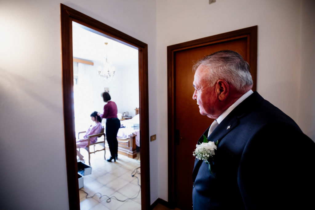 matrimonio a vitorchiano, vitorchiano, fabrica di roma, gloria proietti, giuseppe caccia, fedi nuziali, foto non in posa, fotografo di matrimonio di viterbo, fotografo di reportage matrimoniale, fotografo di matrimonio di reportage, viterbo, foto non in posa, emozioni, empatia, fotografi di emozioni, fiabe di luce, baci degli sposi, scambio di sguardi, il germoglio, fiori, comune di vitorchiano, sposarsi a vitorchiano, empatia, discrezione, ballo degli sposi, bacio degli sposi, baciarsi, amarsi, stringersi, sposarsi nella tuscia, fotografo di matrimonio della tuscia, fotografo di matrimonio nella tuscia, tuscia fotografica, anelli nuziali, chiesa della madonna del ruscello, vallerano, chiesa di vallerano, maggiolone volkswagen, macchina degli sposi, macchina della sposa, sposarsi con la pioggia, pioggia, matrimonio piovoso, preparativi dello sposo, preparativi della sposa, trucco, acconciatura della sposa, fratelli, sorelle, amici degli sposi, scherzi degli sposi, nando al pallone, nando al pallone vitorchiano, ristorante vitorchiano, piscina