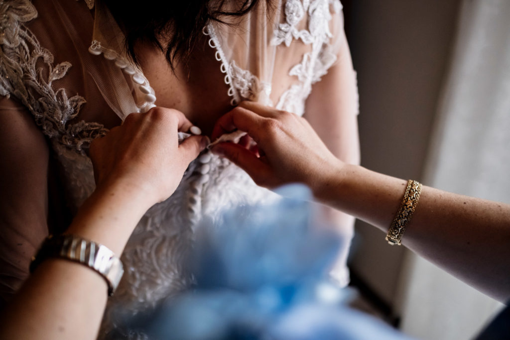 matrimonio a vitorchiano, vitorchiano, fabrica di roma, gloria proietti, giuseppe caccia, fedi nuziali, foto non in posa, fotografo di matrimonio di viterbo, fotografo di reportage matrimoniale, fotografo di matrimonio di reportage, viterbo, foto non in posa, emozioni, empatia, fotografi di emozioni, fiabe di luce, baci degli sposi, scambio di sguardi, il germoglio, fiori, comune di vitorchiano, sposarsi a vitorchiano, empatia, discrezione, ballo degli sposi, bacio degli sposi, baciarsi, amarsi, stringersi, sposarsi nella tuscia, fotografo di matrimonio della tuscia, fotografo di matrimonio nella tuscia, tuscia fotografica, anelli nuziali, chiesa della madonna del ruscello, vallerano, chiesa di vallerano, maggiolone volkswagen, macchina degli sposi, macchina della sposa, sposarsi con la pioggia, pioggia, matrimonio piovoso, preparativi dello sposo, preparativi della sposa, trucco, acconciatura della sposa, fratelli, sorelle, amici degli sposi, scherzi degli sposi, nando al pallone, nando al pallone vitorchiano, ristorante vitorchiano, piscina