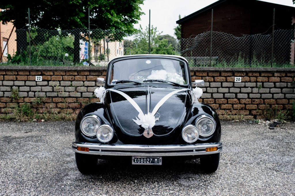 matrimonio a vitorchiano, vitorchiano, fabrica di roma, gloria proietti, giuseppe caccia, fedi nuziali, foto non in posa, fotografo di matrimonio di viterbo, fotografo di reportage matrimoniale, fotografo di matrimonio di reportage, viterbo, foto non in posa, emozioni, empatia, fotografi di emozioni, fiabe di luce, baci degli sposi, scambio di sguardi, il germoglio, fiori, comune di vitorchiano, sposarsi a vitorchiano, empatia, discrezione, ballo degli sposi, bacio degli sposi, baciarsi, amarsi, stringersi, sposarsi nella tuscia, fotografo di matrimonio della tuscia, fotografo di matrimonio nella tuscia, tuscia fotografica, anelli nuziali, chiesa della madonna del ruscello, vallerano, chiesa di vallerano, maggiolone volkswagen, macchina degli sposi, macchina della sposa, sposarsi con la pioggia, pioggia, matrimonio piovoso, preparativi dello sposo, preparativi della sposa, trucco, acconciatura della sposa, fratelli, sorelle, amici degli sposi, scherzi degli sposi, nando al pallone, nando al pallone vitorchiano, ristorante vitorchiano, piscina