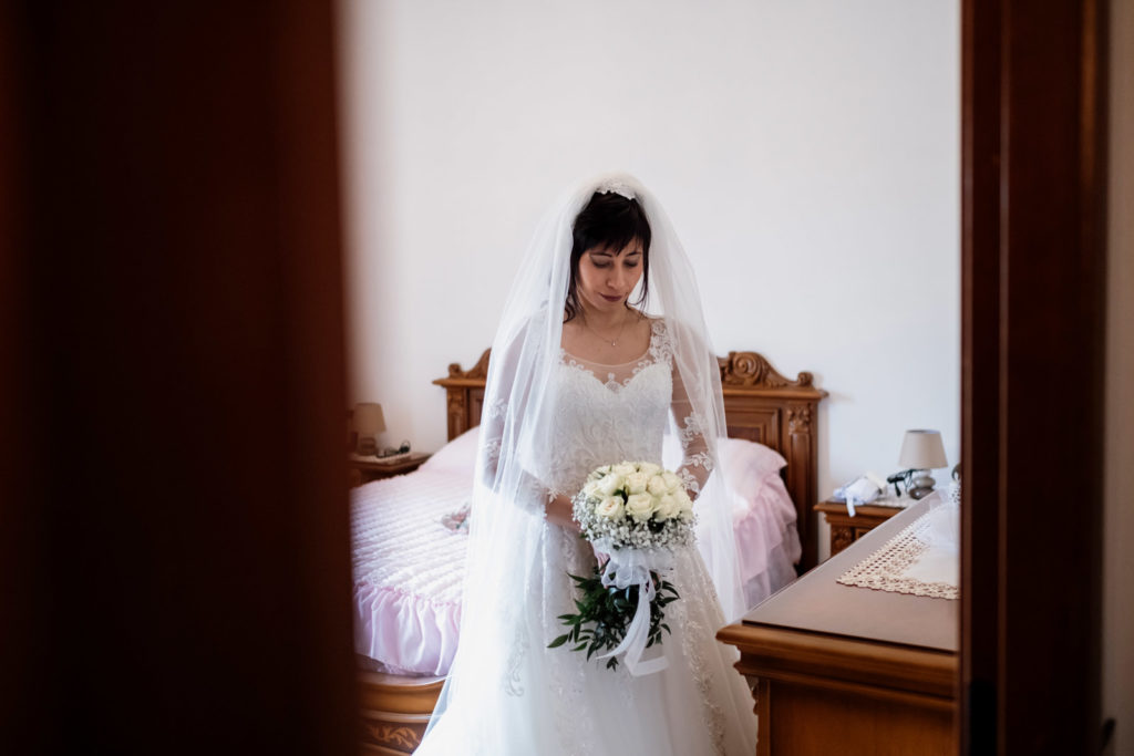 matrimonio a vitorchiano, vitorchiano, fabrica di roma, gloria proietti, giuseppe caccia, fedi nuziali, foto non in posa, fotografo di matrimonio di viterbo, fotografo di reportage matrimoniale, fotografo di matrimonio di reportage, viterbo, foto non in posa, emozioni, empatia, fotografi di emozioni, fiabe di luce, baci degli sposi, scambio di sguardi, il germoglio, fiori, comune di vitorchiano, sposarsi a vitorchiano, empatia, discrezione, ballo degli sposi, bacio degli sposi, baciarsi, amarsi, stringersi, sposarsi nella tuscia, fotografo di matrimonio della tuscia, fotografo di matrimonio nella tuscia, tuscia fotografica, anelli nuziali, chiesa della madonna del ruscello, vallerano, chiesa di vallerano, maggiolone volkswagen, macchina degli sposi, macchina della sposa, sposarsi con la pioggia, pioggia, matrimonio piovoso, preparativi dello sposo, preparativi della sposa, trucco, acconciatura della sposa, fratelli, sorelle, amici degli sposi, scherzi degli sposi, nando al pallone, nando al pallone vitorchiano, ristorante vitorchiano, piscina