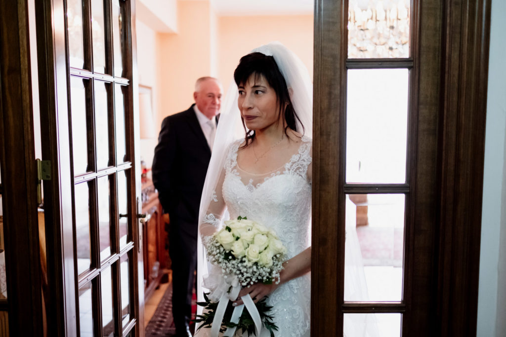 matrimonio a vitorchiano, vitorchiano, fabrica di roma, gloria proietti, giuseppe caccia, fedi nuziali, foto non in posa, fotografo di matrimonio di viterbo, fotografo di reportage matrimoniale, fotografo di matrimonio di reportage, viterbo, foto non in posa, emozioni, empatia, fotografi di emozioni, fiabe di luce, baci degli sposi, scambio di sguardi, il germoglio, fiori, comune di vitorchiano, sposarsi a vitorchiano, empatia, discrezione, ballo degli sposi, bacio degli sposi, baciarsi, amarsi, stringersi, sposarsi nella tuscia, fotografo di matrimonio della tuscia, fotografo di matrimonio nella tuscia, tuscia fotografica, anelli nuziali, chiesa della madonna del ruscello, vallerano, chiesa di vallerano, maggiolone volkswagen, macchina degli sposi, macchina della sposa, sposarsi con la pioggia, pioggia, matrimonio piovoso, preparativi dello sposo, preparativi della sposa, trucco, acconciatura della sposa, fratelli, sorelle, amici degli sposi, scherzi degli sposi, nando al pallone, nando al pallone vitorchiano, ristorante vitorchiano, piscina