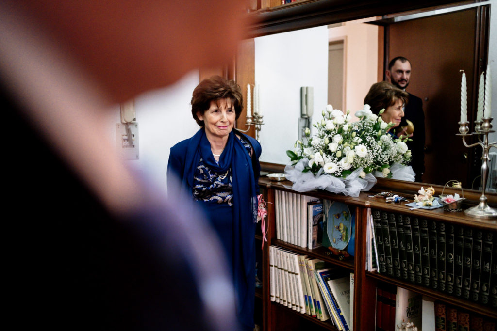 madre della sposa, matrimonio a vitorchiano, vitorchiano, fabrica di roma, gloria proietti, giuseppe caccia, fedi nuziali, foto non in posa, fotografo di matrimonio di viterbo, fotografo di reportage matrimoniale, fotografo di matrimonio di reportage, viterbo, foto non in posa, emozioni, empatia, fotografi di emozioni, fiabe di luce, baci degli sposi, scambio di sguardi, il germoglio, fiori, comune di vitorchiano, sposarsi a vitorchiano, empatia, discrezione, ballo degli sposi, bacio degli sposi, baciarsi, amarsi, stringersi, sposarsi nella tuscia, fotografo di matrimonio della tuscia, fotografo di matrimonio nella tuscia, tuscia fotografica, anelli nuziali, chiesa della madonna del ruscello, vallerano, chiesa di vallerano, maggiolone volkswagen, macchina degli sposi, macchina della sposa, sposarsi con la pioggia, pioggia, matrimonio piovoso, preparativi dello sposo, preparativi della sposa, trucco, acconciatura della sposa, fratelli, sorelle, amici degli sposi, scherzi degli sposi, nando al pallone, nando al pallone vitorchiano, ristorante vitorchiano, piscina, vestito della sposa, preparazione della sposa