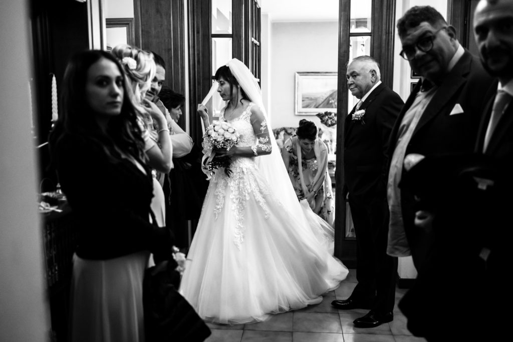 matrimonio a vitorchiano, vitorchiano, fabrica di roma, gloria proietti, giuseppe caccia, fedi nuziali, foto non in posa, fotografo di matrimonio di viterbo, fotografo di reportage matrimoniale, fotografo di matrimonio di reportage, viterbo, foto non in posa, emozioni, empatia, fotografi di emozioni, fiabe di luce, baci degli sposi, scambio di sguardi, il germoglio, fiori, comune di vitorchiano, sposarsi a vitorchiano, empatia, discrezione, ballo degli sposi, bacio degli sposi, baciarsi, amarsi, stringersi, sposarsi nella tuscia, fotografo di matrimonio della tuscia, fotografo di matrimonio nella tuscia, tuscia fotografica, anelli nuziali, chiesa della madonna del ruscello, vallerano, chiesa di vallerano, maggiolone volkswagen, macchina degli sposi, macchina della sposa, sposarsi con la pioggia, pioggia, matrimonio piovoso, preparativi dello sposo, preparativi della sposa, trucco, acconciatura della sposa, fratelli, sorelle, amici degli sposi, scherzi degli sposi, nando al pallone, nando al pallone vitorchiano, ristorante vitorchiano, piscina, vestito della sposa, preparazione della sposa