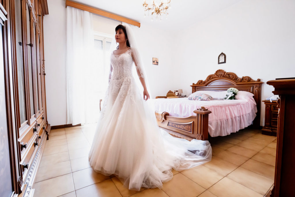 matrimonio a vitorchiano, vitorchiano, fabrica di roma, gloria proietti, giuseppe caccia, fedi nuziali, foto non in posa, fotografo di matrimonio di viterbo, fotografo di reportage matrimoniale, fotografo di matrimonio di reportage, viterbo, foto non in posa, emozioni, empatia, fotografi di emozioni, fiabe di luce, baci degli sposi, scambio di sguardi, il germoglio, fiori, comune di vitorchiano, sposarsi a vitorchiano, empatia, discrezione, ballo degli sposi, bacio degli sposi, baciarsi, amarsi, stringersi, sposarsi nella tuscia, fotografo di matrimonio della tuscia, fotografo di matrimonio nella tuscia, tuscia fotografica, anelli nuziali, chiesa della madonna del ruscello, vallerano, chiesa di vallerano, maggiolone volkswagen, macchina degli sposi, macchina della sposa, sposarsi con la pioggia, pioggia, matrimonio piovoso, preparativi dello sposo, preparativi della sposa, trucco, acconciatura della sposa, fratelli, sorelle, amici degli sposi, scherzi degli sposi, nando al pallone, nando al pallone vitorchiano, ristorante vitorchiano, piscina, vestito della sposa, preparazione della sposa