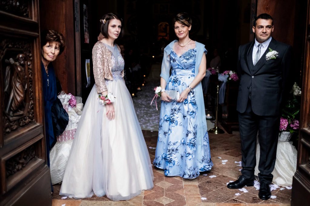 matrimonio a vitorchiano, vitorchiano, fabrica di roma, gloria proietti, giuseppe caccia, fedi nuziali, foto non in posa, fotografo di matrimonio di viterbo, fotografo di reportage matrimoniale, fotografo di matrimonio di reportage, viterbo, foto non in posa, emozioni, empatia, fotografi di emozioni, fiabe di luce, baci degli sposi, scambio di sguardi, il germoglio, fiori, comune di vitorchiano, sposarsi a vitorchiano, empatia, discrezione, ballo degli sposi, bacio degli sposi, baciarsi, amarsi, stringersi, sposarsi nella tuscia, fotografo di matrimonio della tuscia, fotografo di matrimonio nella tuscia, tuscia fotografica, anelli nuziali, chiesa della madonna del ruscello, vallerano, chiesa di vallerano, maggiolone volkswagen, macchina degli sposi, macchina della sposa, sposarsi con la pioggia, pioggia, matrimonio piovoso, preparativi dello sposo, preparativi della sposa, trucco, acconciatura della sposa, fratelli, sorelle, amici degli sposi, scherzi degli sposi, nando al pallone, nando al pallone vitorchiano, ristorante vitorchiano, piscina