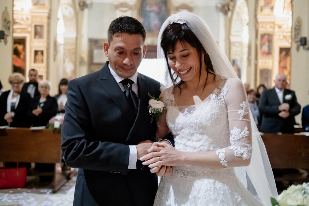 matrimonio a vitorchiano, vitorchiano, fabrica di roma, gloria proietti, giuseppe caccia, fedi nuziali, foto non in posa, fotografo di matrimonio di viterbo, fotografo di reportage matrimoniale, fotografo di matrimonio di reportage, viterbo, foto non in posa, emozioni, empatia, fotografi di emozioni, fiabe di luce, baci degli sposi, scambio di sguardi, il germoglio, fiori, comune di vitorchiano, sposarsi a vitorchiano, empatia, discrezione, ballo degli sposi, bacio degli sposi, baciarsi, amarsi, stringersi, sposarsi nella tuscia, fotografo di matrimonio della tuscia, fotografo di matrimonio nella tuscia, tuscia fotografica, anelli nuziali, chiesa della madonna del ruscello, vallerano, chiesa di vallerano, maggiolone volkswagen, macchina degli sposi, macchina della sposa, sposarsi con la pioggia, pioggia, matrimonio piovoso, preparativi dello sposo, preparativi della sposa, trucco, acconciatura della sposa, fratelli, sorelle, amici degli sposi, scherzi degli sposi, nando al pallone, nando al pallone vitorchiano, ristorante vitorchiano, piscina