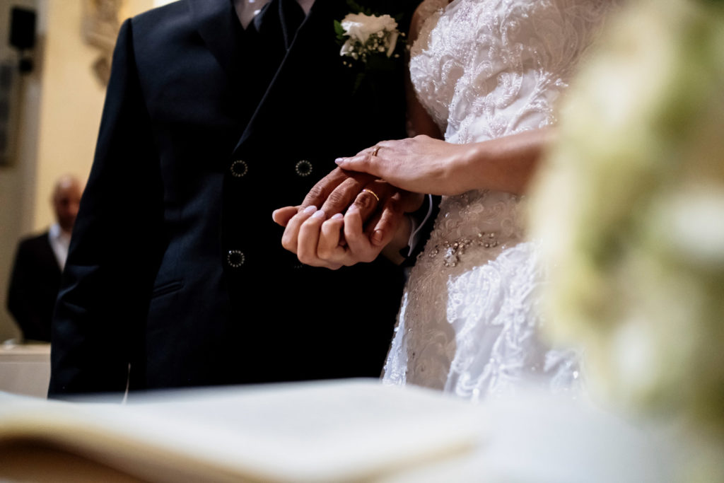 matrimonio a vitorchiano, vitorchiano, fabrica di roma, gloria proietti, giuseppe caccia, fedi nuziali, foto non in posa, fotografo di matrimonio di viterbo, fotografo di reportage matrimoniale, fotografo di matrimonio di reportage, viterbo, foto non in posa, emozioni, empatia, fotografi di emozioni, fiabe di luce, baci degli sposi, scambio di sguardi, il germoglio, fiori, comune di vitorchiano, sposarsi a vitorchiano, empatia, discrezione, ballo degli sposi, bacio degli sposi, baciarsi, amarsi, stringersi, sposarsi nella tuscia, fotografo di matrimonio della tuscia, fotografo di matrimonio nella tuscia, tuscia fotografica, anelli nuziali, chiesa della madonna del ruscello, vallerano, chiesa di vallerano, maggiolone volkswagen, macchina degli sposi, macchina della sposa, sposarsi con la pioggia, pioggia, matrimonio piovoso, preparativi dello sposo, preparativi della sposa, trucco, acconciatura della sposa, fratelli, sorelle, amici degli sposi, scherzi degli sposi, nando al pallone, nando al pallone vitorchiano, ristorante vitorchiano, piscina, vestito della sposa, preparazione della sposa