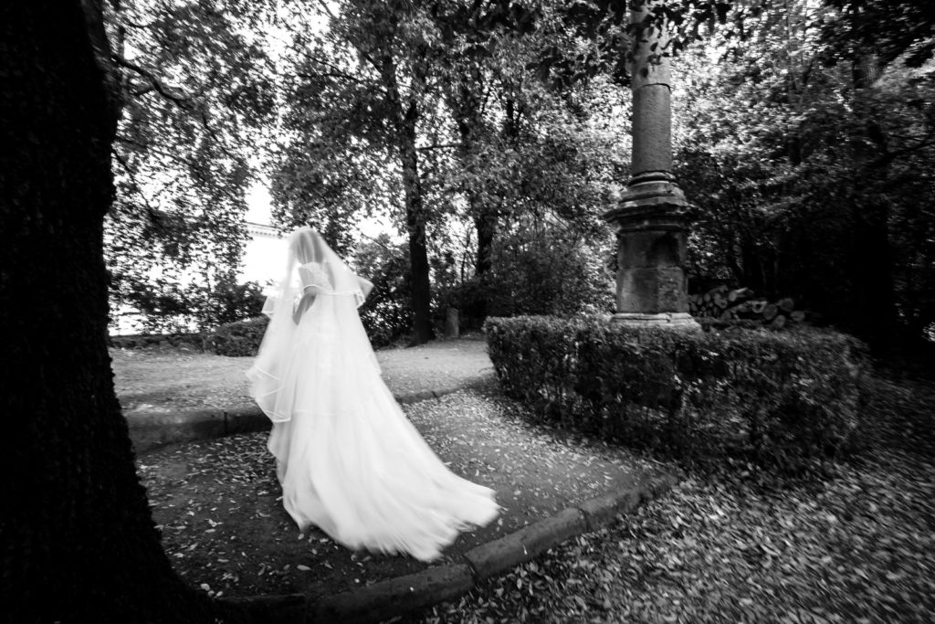 Preparativi dello sposo, preparativi della sposa, soriano nel cimino, vallerano, matrimonio in chiesa, matrimonio d’amore, sposarsi nella tuscia, sposarsi a vallerano, sposarsi a soriano nel cimino, foto non in posa, fotografia di reportage, reportage matrimoniale, fotografo di matrimonio, fotografo di matrimonio di viterbo, fotografo di matrimonio di roma, luca storri fotografo, villa finisterre, fabrica di roma, sposarsi a fabrica di roma, viterbo, santuario della madonna del ruscello, madonna del ruscello, ballo degli sposi, momenti unici, empatia, simpatia, amore, vero amore, fotografia spontanea, spontaneità, sposarsi nel 2020, matrimonio a vallerano, giochi degli sposi, matrimonio a villa finisterre, villa privata, amici degli sposi, riconoscere gli sposi, villa con piscina, vignanello, matrimonio a vignanello