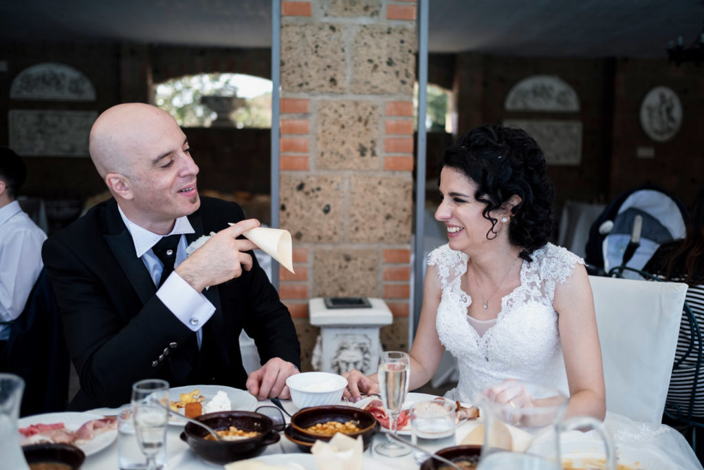 Preparativi dello sposo, preparativi della sposa, soriano nel cimino, vallerano, matrimonio in chiesa, matrimonio d’amore, sposarsi nella tuscia, sposarsi a vallerano, sposarsi a soriano nel cimino, foto non in posa, fotografia di reportage, reportage matrimoniale, fotografo di matrimonio, fotografo di matrimonio di viterbo, fotografo di matrimonio di roma, luca storri fotografo, villa finisterre, fabrica di roma, sposarsi a fabrica di roma, viterbo, santuario della madonna del ruscello, madonna del ruscello, ballo degli sposi, momenti unici, empatia, simpatia, amore, vero amore, fotografia spontanea, spontaneità, sposarsi nel 2020, matrimonio a vallerano, giochi degli sposi, matrimonio a villa finisterre, villa privata, amici degli sposi, riconoscere gli sposi, villa con piscina, vignanello, matrimonio a vignanello