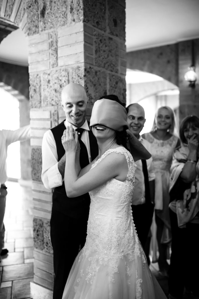 Preparativi dello sposo, preparativi della sposa, soriano nel cimino, vallerano, matrimonio in chiesa, matrimonio d’amore, sposarsi nella tuscia, sposarsi a vallerano, sposarsi a soriano nel cimino, foto non in posa, fotografia di reportage, reportage matrimoniale, fotografo di matrimonio, fotografo di matrimonio di viterbo, fotografo di matrimonio di roma, luca storri fotografo, villa finisterre, fabrica di roma, sposarsi a fabrica di roma, viterbo, santuario della madonna del ruscello, madonna del ruscello, ballo degli sposi, momenti unici, empatia, simpatia, amore, vero amore, fotografia spontanea, spontaneità, sposarsi nel 2020, matrimonio a vallerano, giochi degli sposi, matrimonio a villa finisterre, villa privata, amici degli sposi, riconoscere gli sposi, villa con piscina, vignanello, matrimonio a vignanello