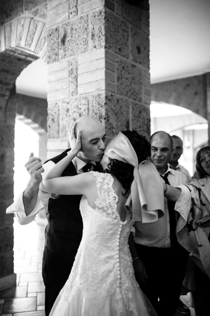 Preparativi dello sposo, preparativi della sposa, soriano nel cimino, vallerano, matrimonio in chiesa, matrimonio d’amore, sposarsi nella tuscia, sposarsi a vallerano, sposarsi a soriano nel cimino, foto non in posa, fotografia di reportage, reportage matrimoniale, fotografo di matrimonio, fotografo di matrimonio di viterbo, fotografo di matrimonio di roma, luca storri fotografo, villa finisterre, fabrica di roma, sposarsi a fabrica di roma, viterbo, santuario della madonna del ruscello, madonna del ruscello, ballo degli sposi, momenti unici, empatia, simpatia, amore, vero amore, fotografia spontanea, spontaneità, sposarsi nel 2020, matrimonio a vallerano, giochi degli sposi, matrimonio a villa finisterre, villa privata, amici degli sposi, riconoscere gli sposi, villa con piscina, vignanello, matrimonio a vignanello