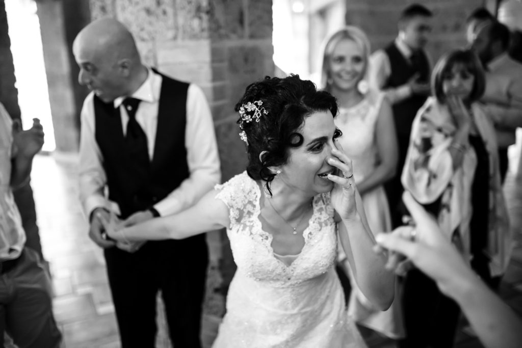 Preparativi dello sposo, preparativi della sposa, soriano nel cimino, vallerano, matrimonio in chiesa, matrimonio d’amore, sposarsi nella tuscia, sposarsi a vallerano, sposarsi a soriano nel cimino, foto non in posa, fotografia di reportage, reportage matrimoniale, fotografo di matrimonio, fotografo di matrimonio di viterbo, fotografo di matrimonio di roma, luca storri fotografo, villa finisterre, fabrica di roma, sposarsi a fabrica di roma, viterbo, santuario della madonna del ruscello, madonna del ruscello, ballo degli sposi, momenti unici, empatia, simpatia, amore, vero amore, fotografia spontanea, spontaneità, sposarsi nel 2020, matrimonio a vallerano, giochi degli sposi, matrimonio a villa finisterre, villa privata, amici degli sposi, riconoscere gli sposi, villa con piscina, vignanello, matrimonio a vignanello