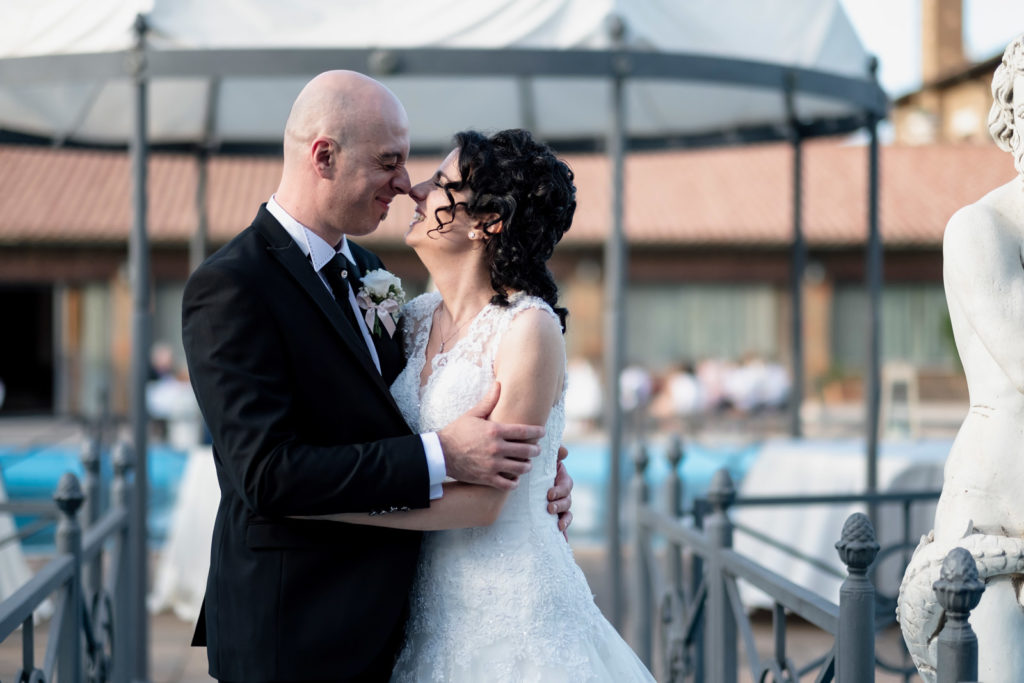 Preparativi dello sposo, preparativi della sposa, soriano nel cimino, vallerano, matrimonio in chiesa, matrimonio d’amore, sposarsi nella tuscia, sposarsi a vallerano, sposarsi a soriano nel cimino, foto non in posa, fotografia di reportage, reportage matrimoniale, fotografo di matrimonio, fotografo di matrimonio di viterbo, fotografo di matrimonio di roma, luca storri fotografo, villa finisterre, fabrica di roma, sposarsi a fabrica di roma, viterbo, santuario della madonna del ruscello, madonna del ruscello, ballo degli sposi, momenti unici, empatia, simpatia, amore, vero amore, fotografia spontanea, spontaneità, sposarsi nel 2020, matrimonio a vallerano, giochi degli sposi, matrimonio a villa finisterre, villa privata, amici degli sposi, riconoscere gli sposi, villa con piscina, vignanello, matrimonio a vignanello