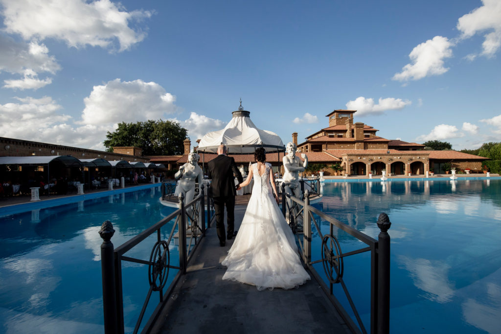 Preparativi dello sposo, preparativi della sposa, soriano nel cimino, vallerano, matrimonio in chiesa, matrimonio d’amore, sposarsi nella tuscia, sposarsi a vallerano, sposarsi a soriano nel cimino, foto non in posa, fotografia di reportage, reportage matrimoniale, fotografo di matrimonio, fotografo di matrimonio di viterbo, fotografo di matrimonio di roma, luca storri fotografo, villa finisterre, fabrica di roma, sposarsi a fabrica di roma, viterbo, santuario della madonna del ruscello, madonna del ruscello, ballo degli sposi, momenti unici, empatia, simpatia, amore, vero amore, fotografia spontanea, spontaneità, sposarsi nel 2020, matrimonio a vallerano, giochi degli sposi, matrimonio a villa finisterre, villa privata, amici degli sposi, riconoscere gli sposi, villa con piscina, vignanello, matrimonio a vignanello