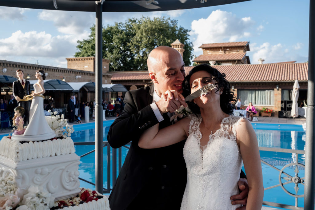 Preparativi dello sposo, preparativi della sposa, soriano nel cimino, vallerano, matrimonio in chiesa, matrimonio d’amore, sposarsi nella tuscia, sposarsi a vallerano, sposarsi a soriano nel cimino, foto non in posa, fotografia di reportage, reportage matrimoniale, fotografo di matrimonio, fotografo di matrimonio di viterbo, fotografo di matrimonio di roma, luca storri fotografo, villa finisterre, fabrica di roma, sposarsi a fabrica di roma, viterbo, santuario della madonna del ruscello, madonna del ruscello, ballo degli sposi, momenti unici, empatia, simpatia, amore, vero amore, fotografia spontanea, spontaneità, sposarsi nel 2020, matrimonio a vallerano, giochi degli sposi, matrimonio a villa finisterre, villa privata, amici degli sposi, riconoscere gli sposi, villa con piscina, vignanello, matrimonio a vignanello