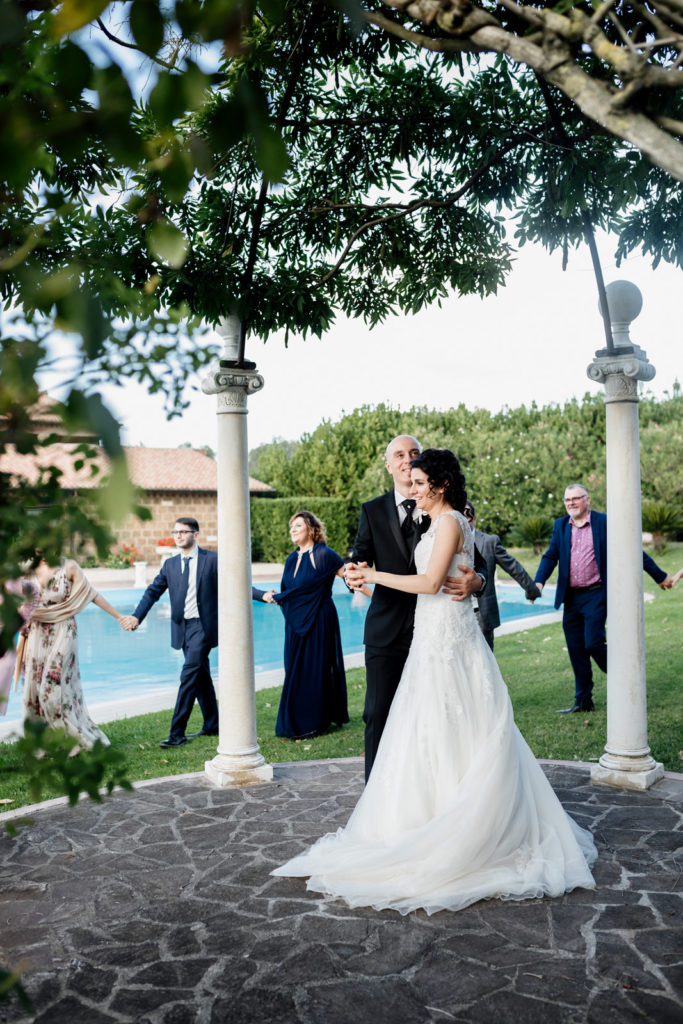 Preparativi dello sposo, preparativi della sposa, soriano nel cimino, vallerano, matrimonio in chiesa, matrimonio d’amore, sposarsi nella tuscia, sposarsi a vallerano, sposarsi a soriano nel cimino, foto non in posa, fotografia di reportage, reportage matrimoniale, fotografo di matrimonio, fotografo di matrimonio di viterbo, fotografo di matrimonio di roma, luca storri fotografo, villa finisterre, fabrica di roma, sposarsi a fabrica di roma, viterbo, santuario della madonna del ruscello, madonna del ruscello, ballo degli sposi, momenti unici, empatia, simpatia, amore, vero amore, fotografia spontanea, spontaneità, sposarsi nel 2020, matrimonio a vallerano, giochi degli sposi, matrimonio a villa finisterre, villa privata, amici degli sposi, riconoscere gli sposi, villa con piscina, vignanello, matrimonio a vignanello