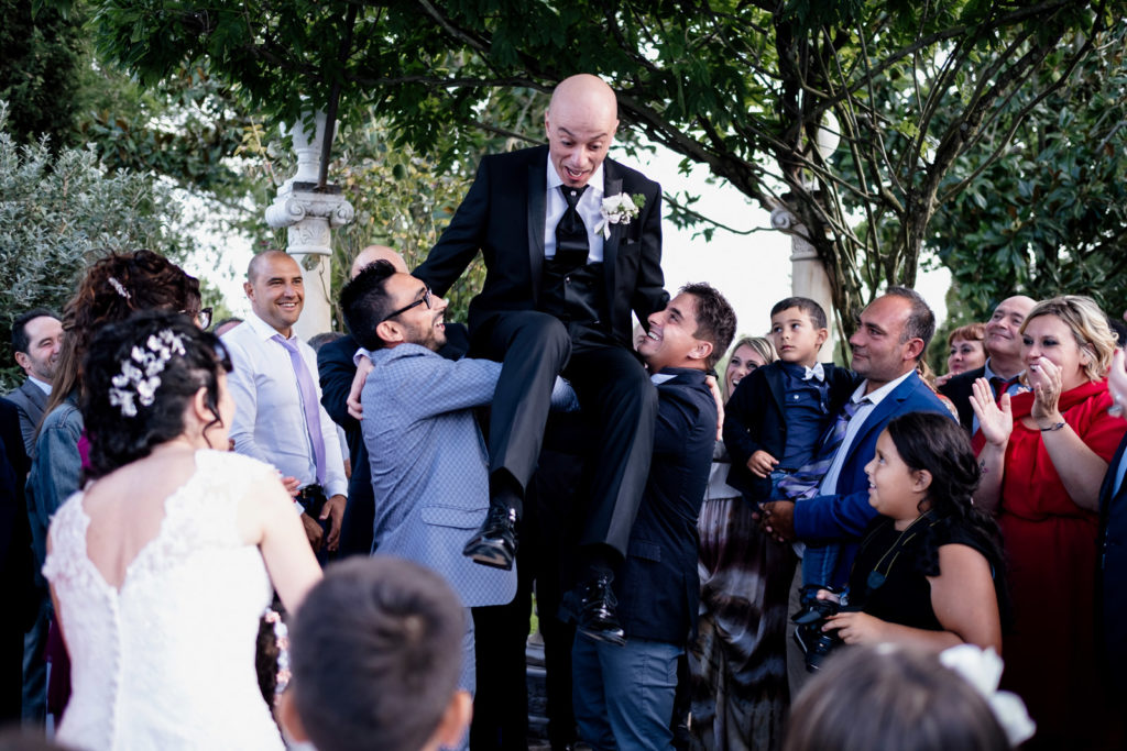 Preparativi dello sposo, preparativi della sposa, soriano nel cimino, vallerano, matrimonio in chiesa, matrimonio d’amore, sposarsi nella tuscia, sposarsi a vallerano, sposarsi a soriano nel cimino, foto non in posa, fotografia di reportage, reportage matrimoniale, fotografo di matrimonio, fotografo di matrimonio di viterbo, fotografo di matrimonio di roma, luca storri fotografo, villa finisterre, fabrica di roma, sposarsi a fabrica di roma, viterbo, santuario della madonna del ruscello, madonna del ruscello, ballo degli sposi, momenti unici, empatia, simpatia, amore, vero amore, fotografia spontanea, spontaneità, sposarsi nel 2020, matrimonio a vallerano, giochi degli sposi, matrimonio a villa finisterre, villa privata, amici degli sposi, riconoscere gli sposi, villa con piscina, vignanello, matrimonio a vignanello