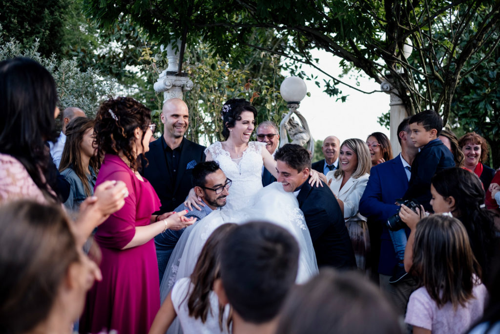 Preparativi dello sposo, preparativi della sposa, soriano nel cimino, vallerano, matrimonio in chiesa, matrimonio d’amore, sposarsi nella tuscia, sposarsi a vallerano, sposarsi a soriano nel cimino, foto non in posa, fotografia di reportage, reportage matrimoniale, fotografo di matrimonio, fotografo di matrimonio di viterbo, fotografo di matrimonio di roma, luca storri fotografo, villa finisterre, fabrica di roma, sposarsi a fabrica di roma, viterbo, santuario della madonna del ruscello, madonna del ruscello, ballo degli sposi, momenti unici, empatia, simpatia, amore, vero amore, fotografia spontanea, spontaneità, sposarsi nel 2020, matrimonio a vallerano, giochi degli sposi, matrimonio a villa finisterre, villa privata, amici degli sposi, riconoscere gli sposi, villa con piscina, vignanello, matrimonio a vignanello