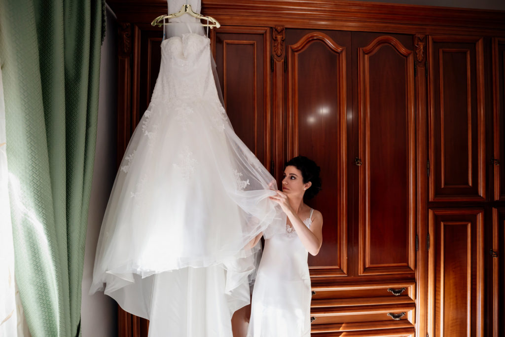 Preparativi dello sposo, preparativi della sposa, soriano nel cimino, vallerano, matrimonio in chiesa, matrimonio d’amore, sposarsi nella tuscia, sposarsi a vallerano, sposarsi a soriano nel cimino, foto non in posa, fotografia di reportage, reportage matrimoniale, fotografo di matrimonio, fotografo di matrimonio di viterbo, fotografo di matrimonio di roma, luca storri fotografo, villa finisterre, fabrica di roma, sposarsi a fabrica di roma, viterbo, santuario della madonna del ruscello, madonna del ruscello, ballo degli sposi, momenti unici, empatia, simpatia, amore, vero amore, fotografia spontanea, spontaneità, sposarsi nel 2020, matrimonio a vallerano, giochi degli sposi, matrimonio a villa finisterre, villa privata, amici degli sposi, riconoscere gli sposi, villa con piscina, vignanello, matrimonio a vignanello