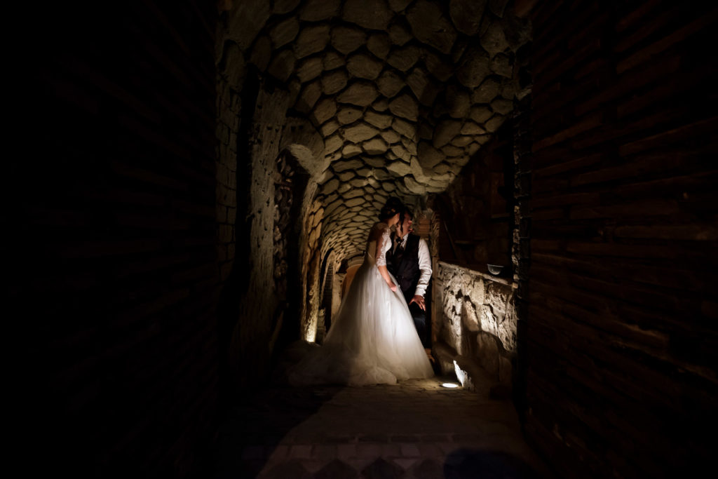 location di matrimonio, sopralluogo, nozze, sposarsi, sposarsi nel 2020, consigli matrimonio, luogo della cerimonia, luogo del ricevimento, ville per sposarsi, matrimonio in villa, matrimonio in un castello, sposarsi in un castello, banchetto nuziale, ricevimento di matrimonio, fotografo di matrimonio viterbo, fotografo matrimonio roma, fotografo di reportage matrimoniale, matrimonio fotografia di reportage, matrimonio luca storri fotografo, matrimonio fabrica di roma, matrimonio vignanello, matrimonio castelli romani, matrimonio soriano nel cimino, matrimonio corchiano, matrimonio canepina, matrimonio vallerano, matrimonio civita castellana, matrimonio roma, matrimonio viterbo, spostamenti matrimonio, location esterne per matrimonio, location esterne, location matrimonio, consigli per coppie di sposi, tour matrimoniale, studio della luce, la luce nella fotografia, sopralluogo del fotografo, fare il sopralluogo, calcolare la luce solare, luce naturale, no flash, no foto in posa, foto spontanee, villa di veio, foto in grotta, fotografia di matrimonio in grotta, sotterranei villa, sposarsi in villa, sposarsi a settembre