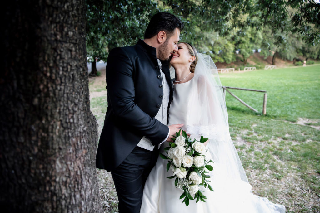 matrimonio a frascati, luca storri fotografo, frascati, fotografo di matrimoni, fotografo di reportage, fotografo di matrimoni di viterbo, castelli romani, sguardi, lazio, roma, tuscia, fotografo di reportage matrimoniale, fotografo di reportage, fotografo di matrimoni, fotografo di matrimoni viterbo, luca storri fotografo, villa tuscolana frascati, bacio degli sposi