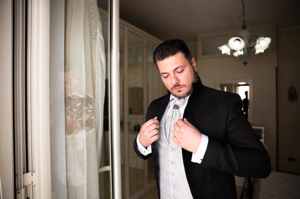 frascati, corchiano, vallerano, luca storri fotografo, matrimonio anna e paolo, no foto in posa, vestizione dello sposo, padre e figlio, mettere la giacca, giacca, preparazione, fotografo di matrimoni, fotografo di viterbo, fotografo di reportage, fotografo roma, lazio, tuscia, fotografo della tuscia, dettagli, eleganza, matrimonio a frascati