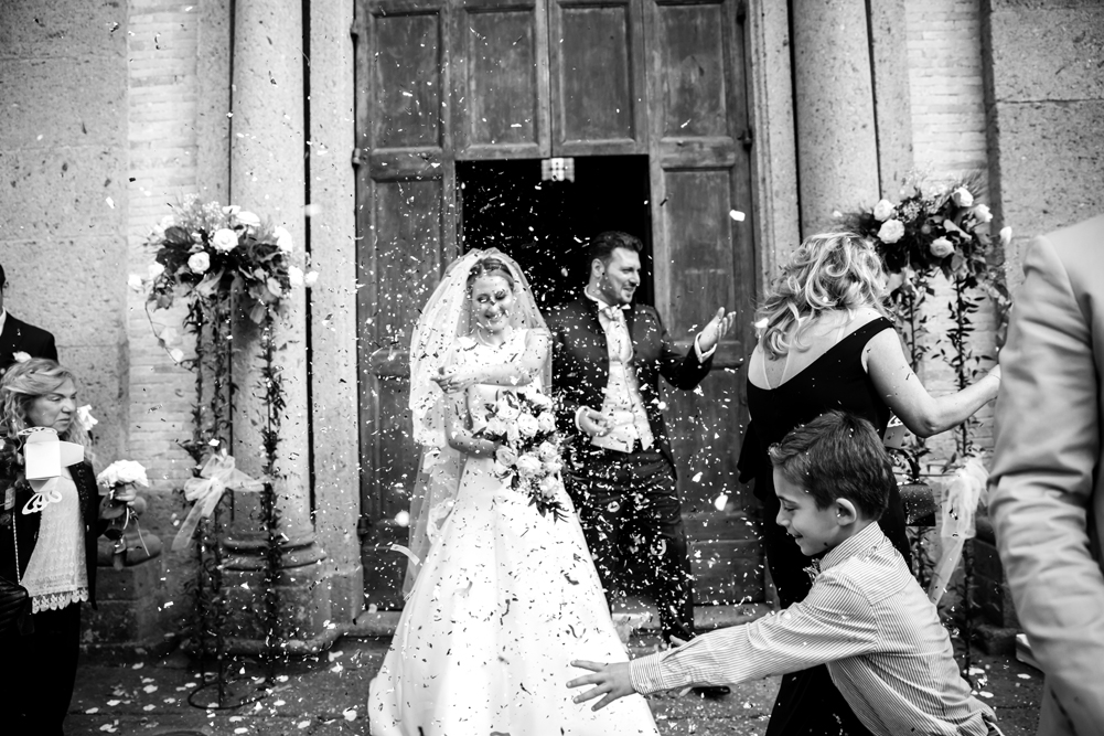 santuario della madonna del ruscello, uscita degli sposi, no foto in posa, viterbo, vallerano, frascati, matrimonio a frascati, anna e paolo, amore vero, gioia, felicità, fotografo di reportage, fotografo di viterbo, fotografo roma, fotografo vallerano, sposarsi, rito religioso, credere, lazio, tuscia, fotografo di matrimoni della tuscia