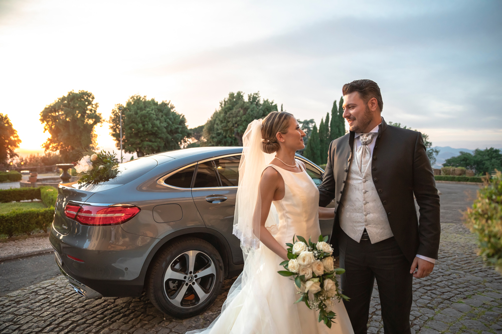 arrivo degli sposi, villa tuscolana, villa tuscolana park hotel, park hotel, castelli romani, fotografo di viterbo, fotografo di roma, fotografo di matrimoni, fotografo di reportage, mercedes, tramonto, tramonto ai castelli romani, lazio