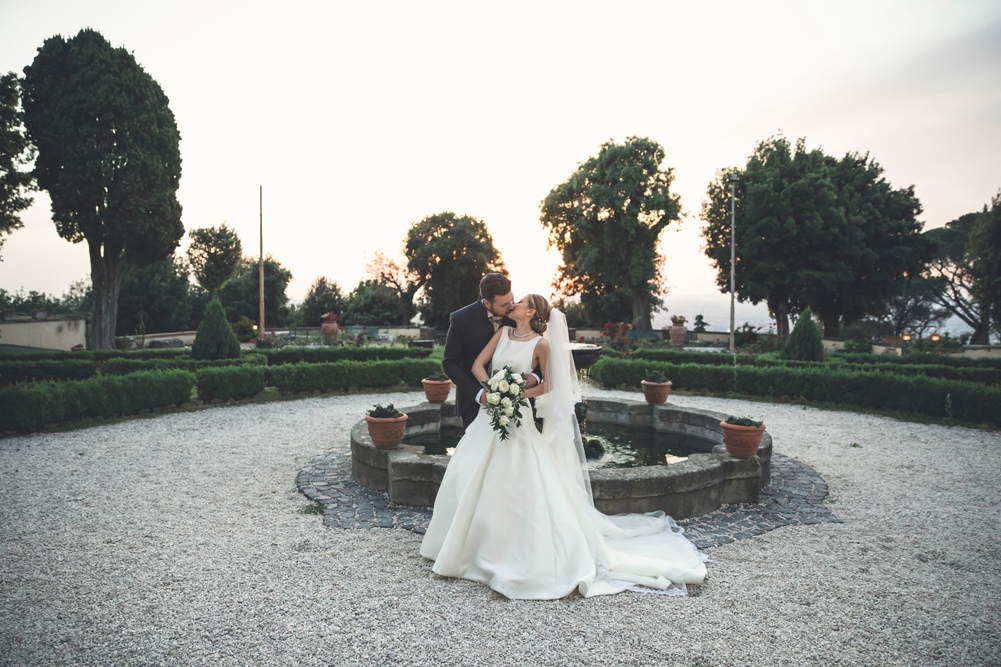 frascati, villa tuscolana, no foto in posa, matrimonio a villa tuscolana, anna e paolo, sposarsi, sposi, bacio, fotografo di matrimoni, luca storri fotografo, fotografo di matrimoni di viterbo, fotografo di roma, lazio