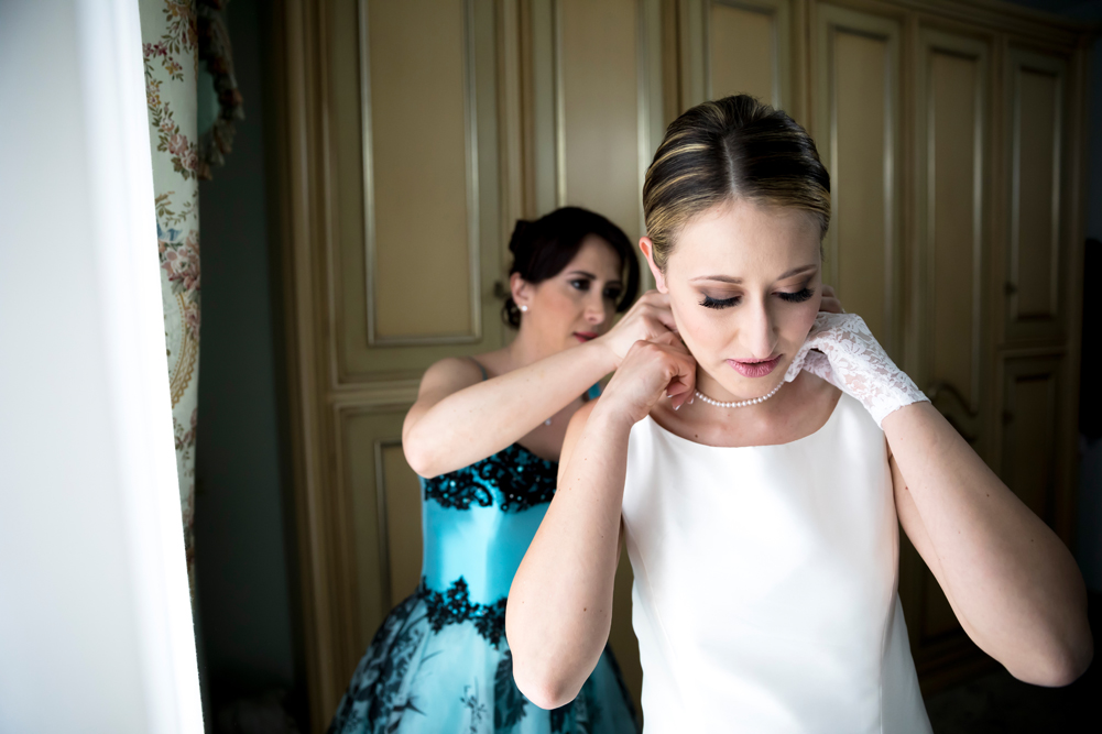 vallerano, sorelle, sorellanza, preparativi della sposa, no foto in posa, fotografia di reportage, fotografo di viterbo, luca storri fotografo, fabrica di roma, dettagli, perfezione, agitazione, essere sorelle, roma, lazio, castelli romani, matrimonio a frascati