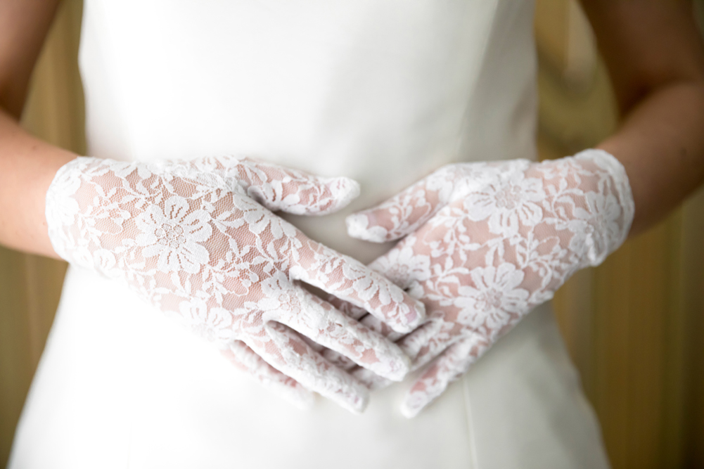 frascati, vallerano, sposa, agitazione della sposa, preparativi della sposa, casa della sposa, tuscia, viterbo, fabrica di roma, castelli romani, guanti, dettagli della sposa, giorno unico, fotografo di matrimoni, fotografo di matrimoni della tuscia, fotografo di matrimoni di viterbo, fotografo viterbo, fotografo roma, no foto in posa, matrimonio a frascati