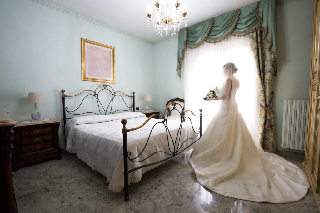 reportage, matrimonio a vallerano, vallerano, tuscia, luca storri fotografo, italia, lazio, viterbo, roma, vestito da sposa, eleganza di una sposa, essere eleganti, bouquet, preparazione della sposa, preparativi, no foto in posa