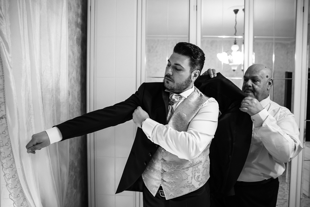 frascati, corchiano, vallerano, luca storri fotografo, matrimonio anna e paolo, no foto in posa, vestizione dello sposo, padre e figlio, mettere la giacca, giacca, preparazione, fotografo di matrimoni, fotografo di viterbo, fotografo di reportage, fotografo roma, lazio, tuscia, fotografo della tuscia, dettagli, eleganza, matrimonio a frascati