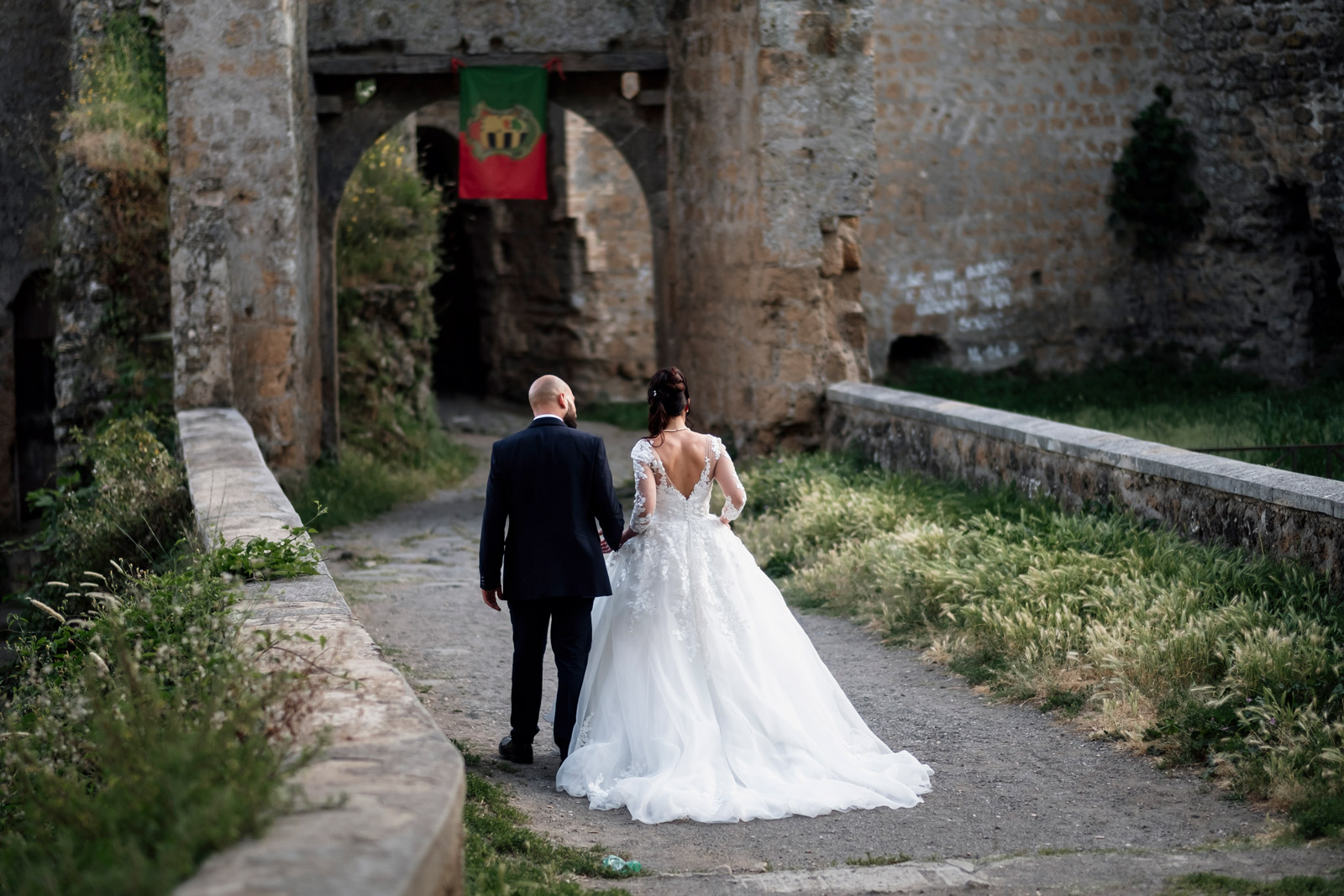 location di matrimonio, sopralluogo, nozze, sposarsi, sposarsi nel 2020, consigli matrimonio, luogo della cerimonia, luogo del ricevimento, ville per sposarsi, matrimonio in villa, matrimonio in un castello, sposarsi in un castello, banchetto nuziale, ricevimento di matrimonio, fotografo di matrimonio viterbo, fotografo matrimonio roma, fotografo di reportage matrimoniale, matrimonio fotografia di reportage, matrimonio luca storri fotografo, matrimonio fabrica di roma, matrimonio vignanello, matrimonio castelli romani, matrimonio soriano nel cimino, matrimonio corchiano, matrimonio canepina, matrimonio vallerano, matrimonio civita castellana, matrimonio roma, matrimonio viterbo, spostamenti matrimonio, location esterne per matrimonio, location esterne, location matrimonio, consigli per coppie di sposi, tour matrimoniale, studio della luce, la luce nella fotografia, sopralluogo del fotografo, fare il sopralluogo, calcolare la luce solare, luce naturale, no flash, no foto in posa, foto spontanee, nepi, centro storico di nepi, sposarsi a nepi, palio dei borgia, sposarsi durante il palio dei borgia