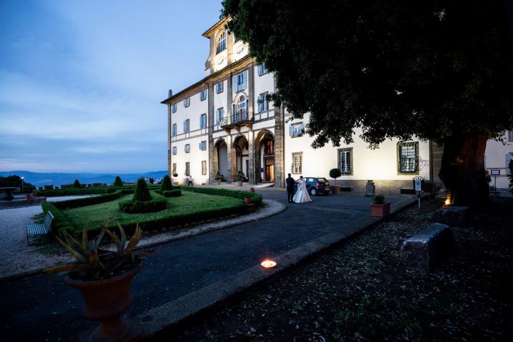 location di matrimonio, sopralluogo, nozze, sposarsi, sposarsi nel 2020, consigli matrimonio, luogo della cerimonia, luogo del ricevimento, ville per sposarsi, matrimonio in villa, matrimonio in un castello, sposarsi in un castello, banchetto nuziale, ricevimento di matrimonio, fotografo di matrimonio viterbo, fotografo matrimonio roma, fotografo di reportage matrimoniale, matrimonio fotografia di reportage, matrimonio luca storri fotografo, matrimonio fabrica di roma, matrimonio vignanello, matrimonio castelli romani, matrimonio soriano nel cimino, matrimonio corchiano, matrimonio canepina, matrimonio vallerano, matrimonio civita castellana, matrimonio roma, matrimonio viterbo, spostamenti matrimonio, location esterne per matrimonio, location esterne, location matrimonio, consigli per coppie di sposi, tour matrimoniale, studio della luce, la luce nella fotografia, sopralluogo del fotografo, fare il sopralluogo, calcolare la luce solare, luce naturale, no flash, no foto in posa, foto spontanee, villa tuscolana, frascati, sposarsi in villa