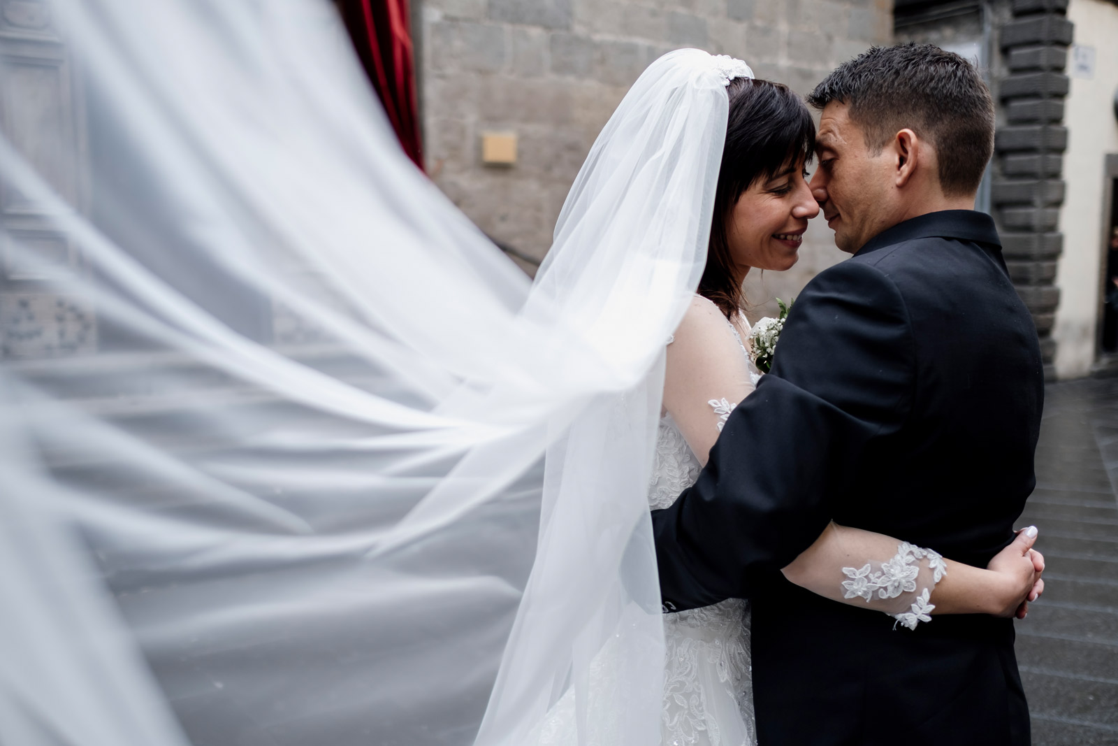 matrimonio a vitorchiano, vitorchiano, fabrica di roma, gloria proietti, giuseppe caccia, fedi nuziali, foto non in posa, fotografo di matrimonio di viterbo, fotografo di reportage matrimoniale, fotografo di matrimonio di reportage, viterbo, foto non in posa, emozioni, empatia, fotografi di emozioni, fiabe di luce, baci degli sposi, scambio di sguardi, il germoglio, fiori, comune di vitorchiano, sposarsi a vitorchiano, empatia, discrezione, ballo degli sposi, bacio degli sposi, baciarsi, amarsi, stringersi, sposarsi nella tuscia, fotografo di matrimonio della tuscia, fotografo di matrimonio nella tuscia, tuscia fotografica, anelli nuziali, chiesa della madonna del ruscello, vallerano, chiesa di vallerano, maggiolone volkswagen, macchina degli sposi, macchina della sposa, sposarsi con la pioggia, pioggia, matrimonio piovoso, preparativi dello sposo, preparativi della sposa, trucco, acconciatura della sposa, fratelli, sorelle, amici degli sposi, scherzi degli sposi, nando al pallone, nando al pallone vitorchiano, ristorante vitorchiano, piscina, fotografo emozionale